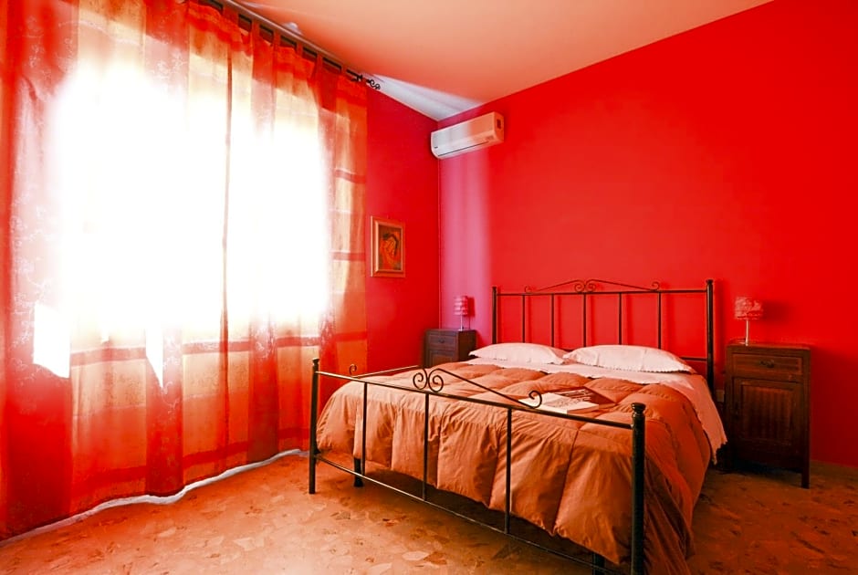 Casa Fuori Casa - 200 mt dal casello autostradale, parcheggio gratuito, garage moto