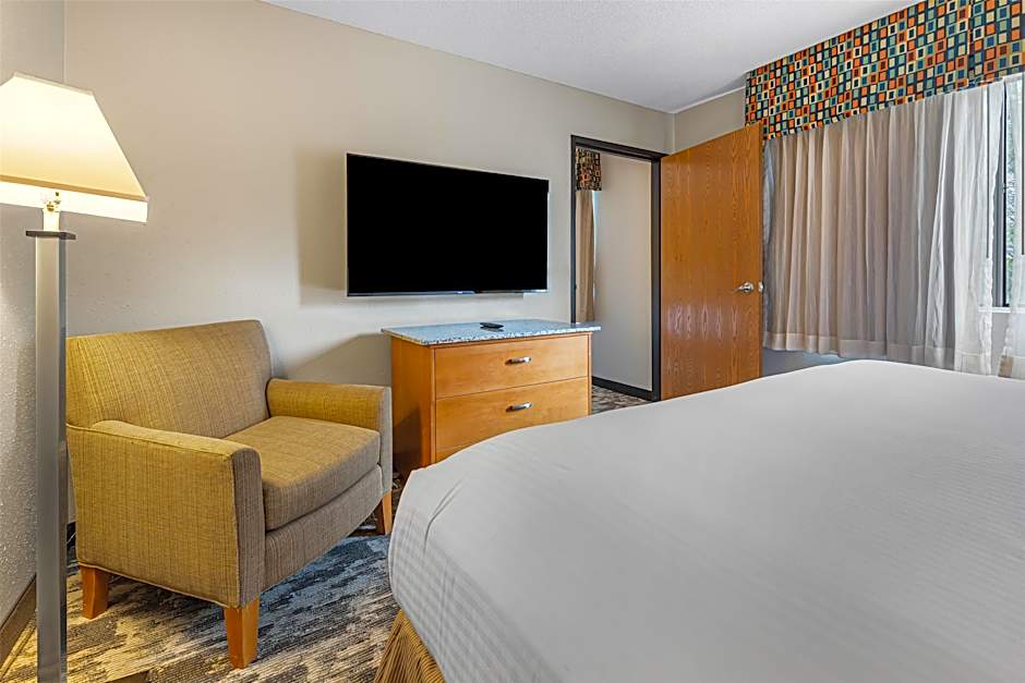 Photo 1 of 9 of 1 King Bed and 2 Queen Beds, Mobility Accessible, Bathtub