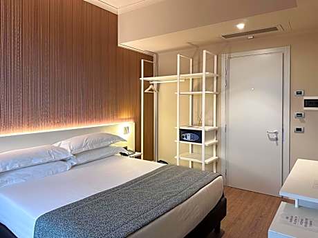 1 King Premium Accessible Balcony