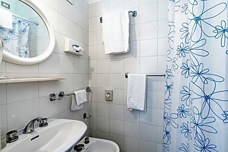 Single Room (1 Twin Bed)