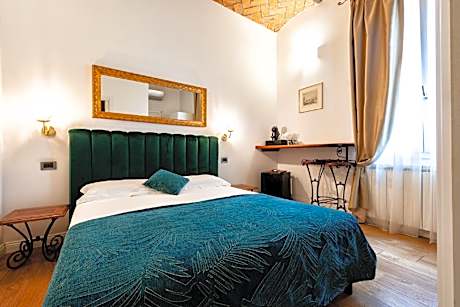 Matrimoniale-Classica-Bagno privato con doccia-Vista sul cortile