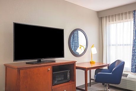 King Room with Roll-In Shower - Mobility Access/Non-Smoking