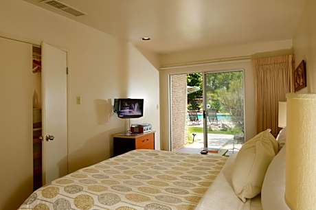 Queen Room with Pool View