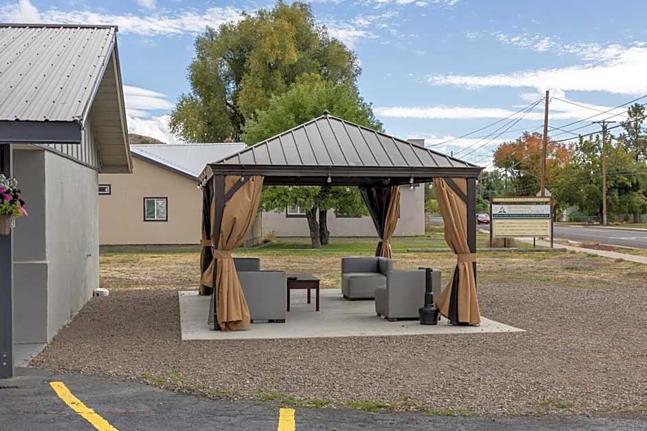 Oregon Trail Inn and Suites