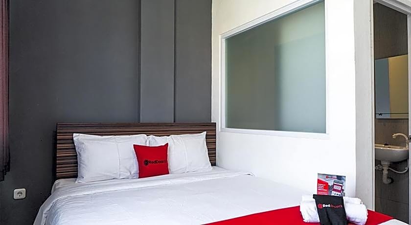 RedDoorz near Seasons City Mall