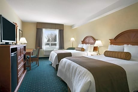2 Queen Beds, Adjoining Rooms, Non-Smoking