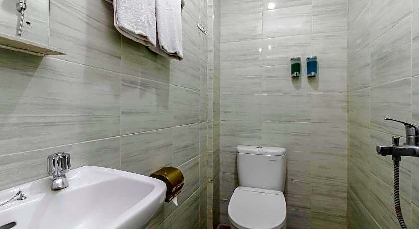 RedDoorz Plus near Galaxy Bekasi