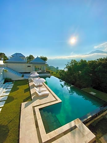 Deluxe King Room with Pool Access