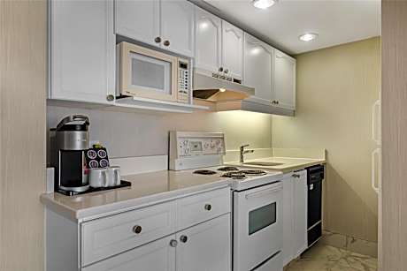 Queen Suite with Spa Bath