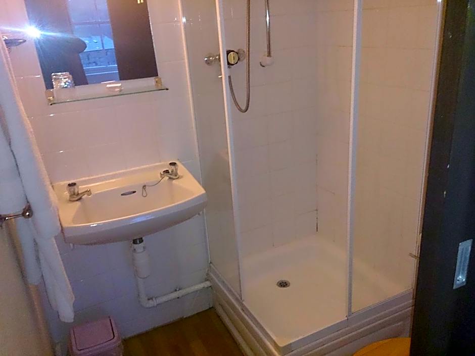 OYO Rose & Crown Hotel