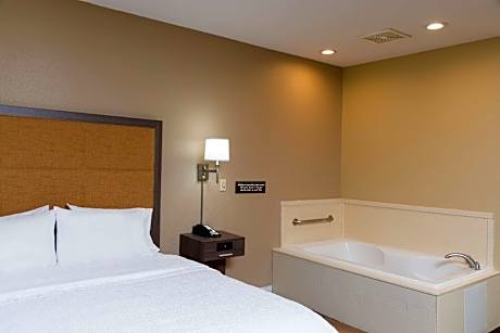 1 King Bed Studio Suite Whirlpool Non-Smoking
