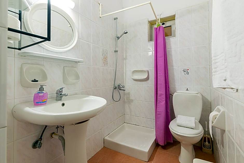 Ni-Mar Studios & Apartments