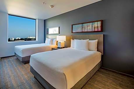 One-Bedroom Suite with Two Queen Beds and Kitchen