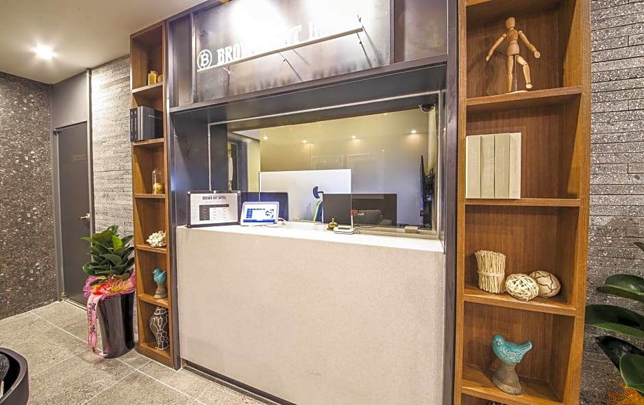 Gupo Brown-Dot Hotel