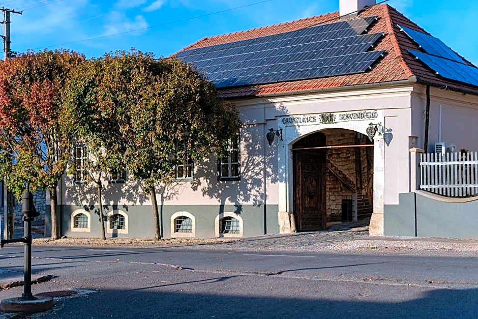 Barka Galéria Hotel és Étterem