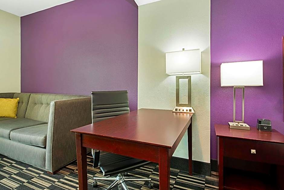 La Quinta Inn & Suites by Wyndham Bridge City