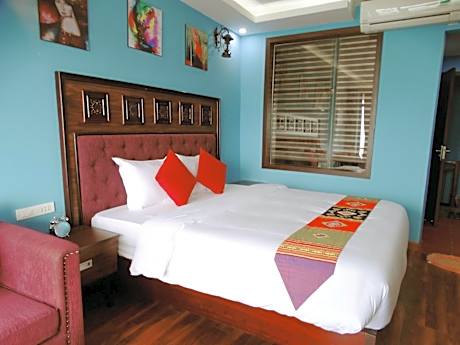Deluxe Double or Twin Room with Mountain View