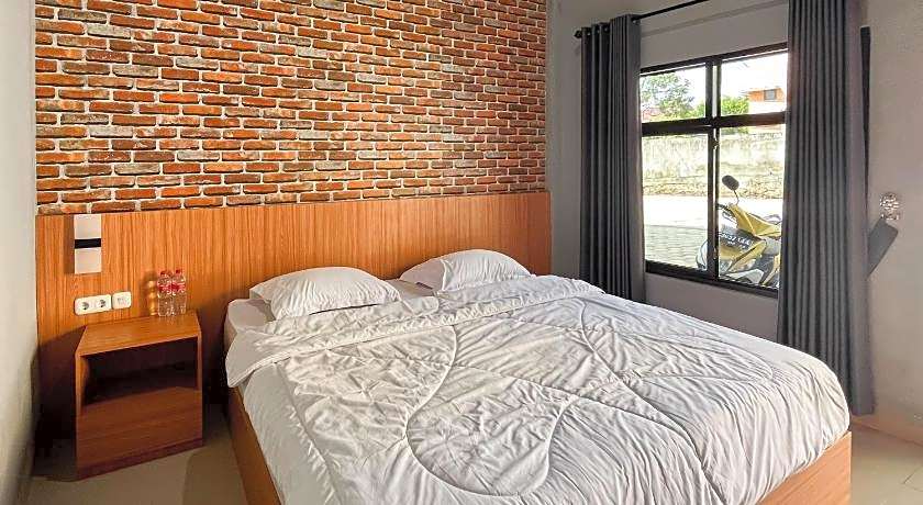 RedDoorz Plus @ New Favour Hotel Gunung Dempo