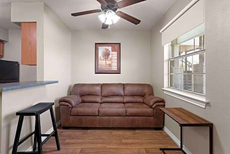 One-Bedroom King Suite - Non-Smoking