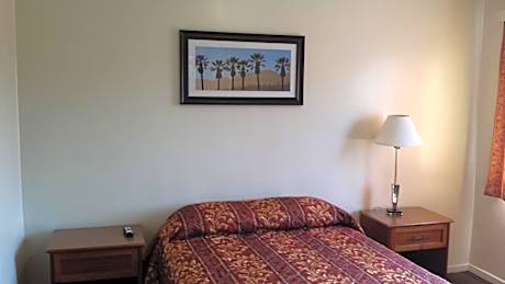 Standard Room with One Queen Bed