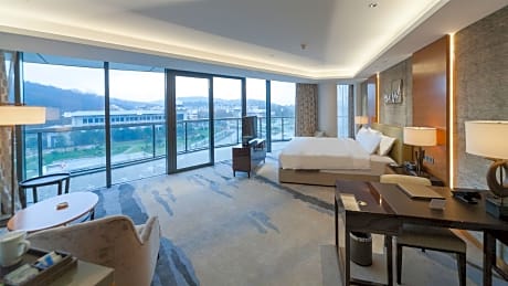 1 King Suite City View Balcony