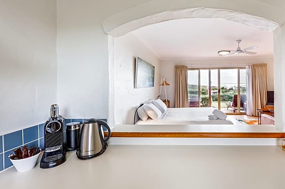 Canal Rocks Beachfront Apartments