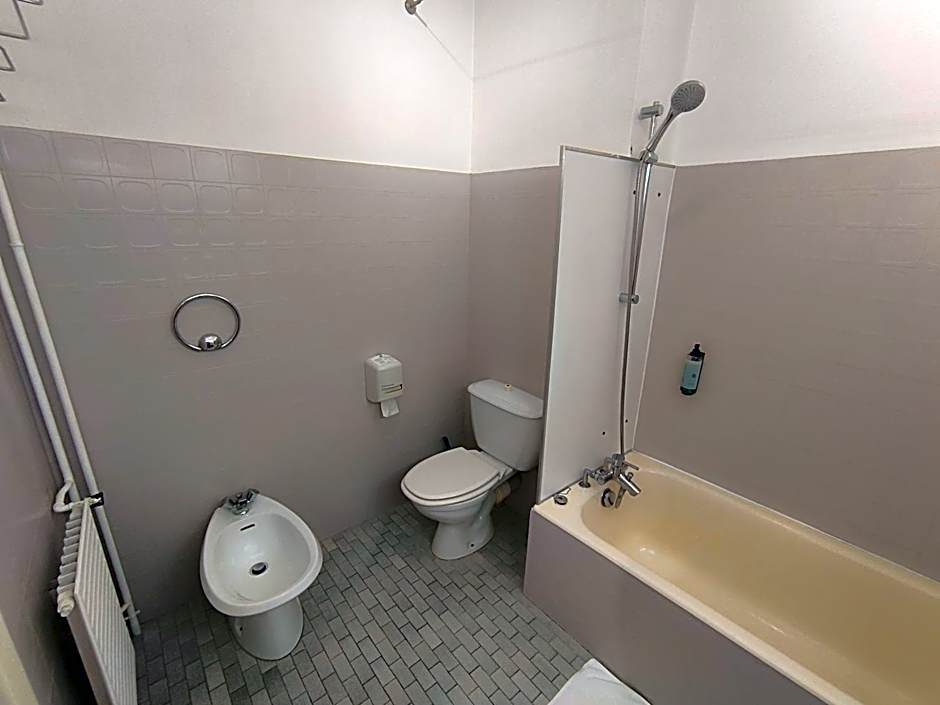 Adonis Lyon Est Hôtel Artys