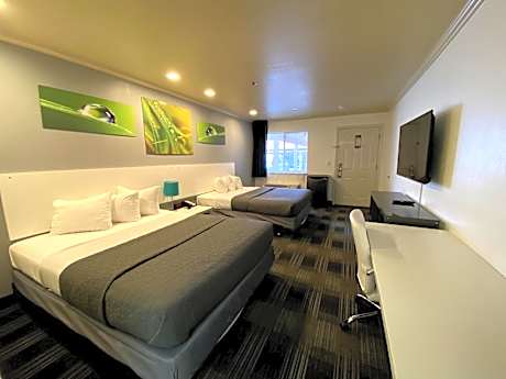 Queen Room with Two Queen Beds - Non-Smoking