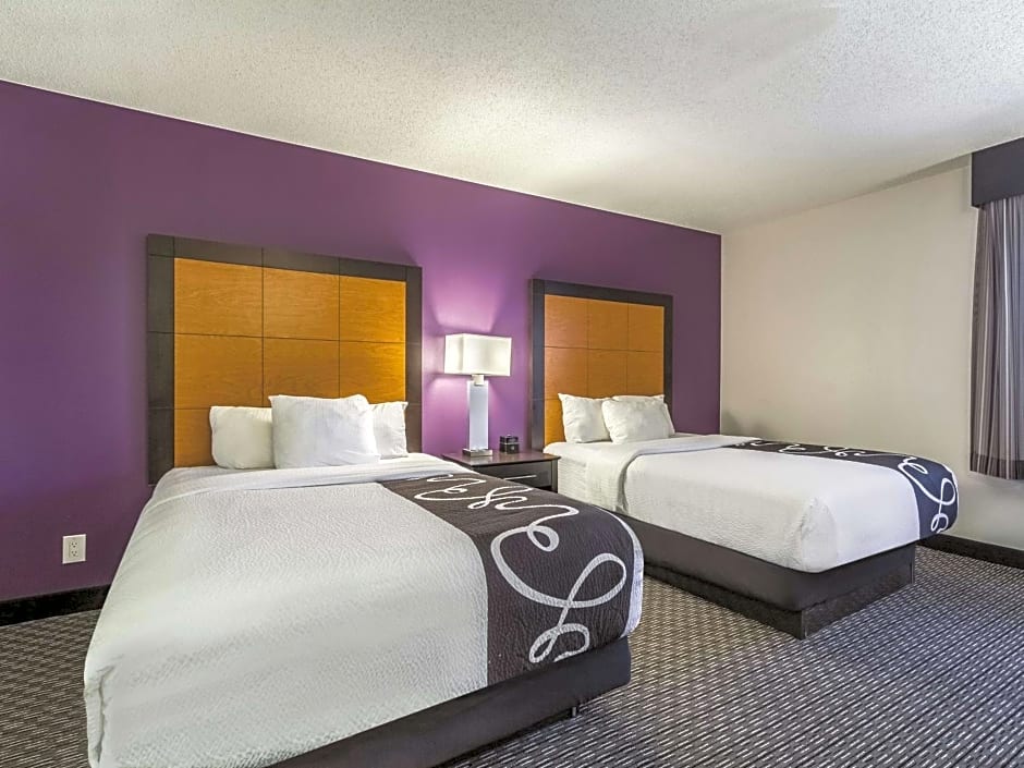 La Quinta Inn & Suites by Wyndham Cleveland - Airport North