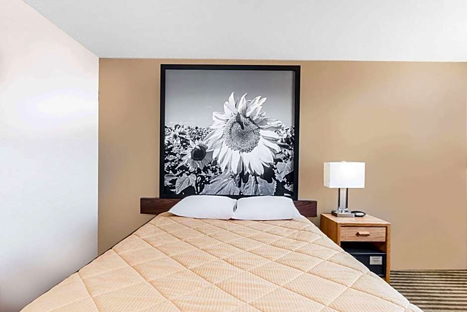 Super 8 by Wyndham Bowman