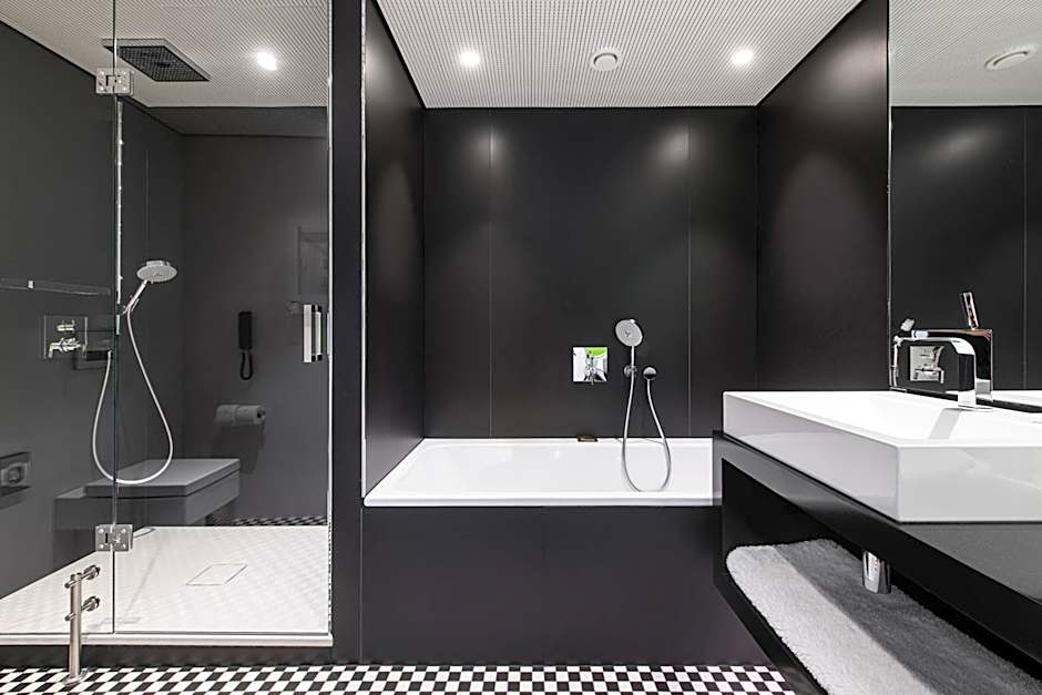 Renaissance by Marriott Warsaw Airport Hotel