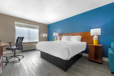 King Room with Sofa Bed and Walk-In Shower – Non-Smoking
