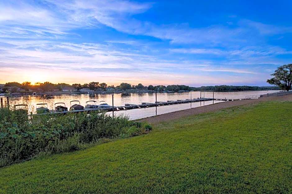 AmericInn by Wyndham La Crosse Riverfront-Conference Center