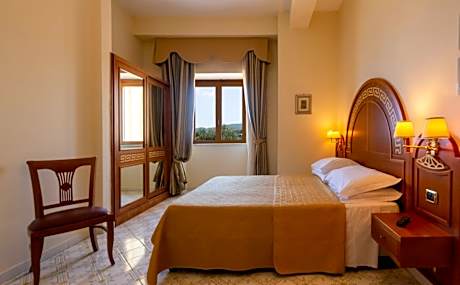 Deluxe Double Room with Balcony and Sea View