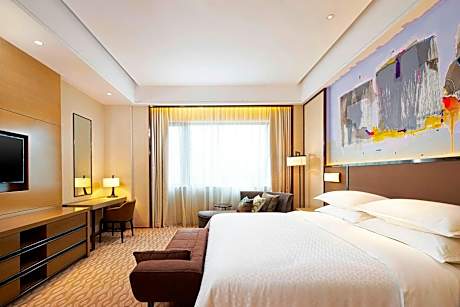 1 Bedroom Larger Suite, 1 King