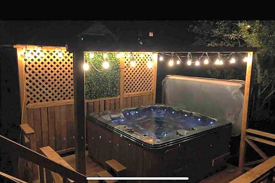 Lake retreat 5BR with SPA, watercraft and kids playground