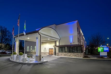 Holiday Inn Express Cleveland Airport - Brook Park, an IHG Hotel
