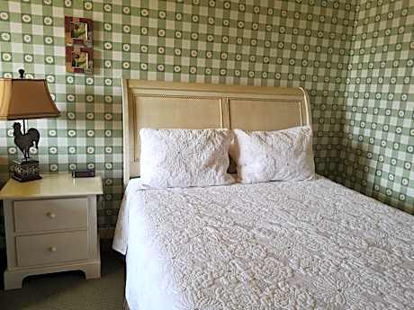Country-Style Queen Room