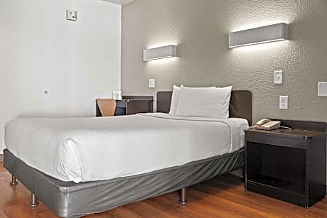 Queen Room - Disability Access - Non-Smoking