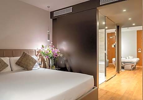 Family Room (2 Adults + 2 Children)