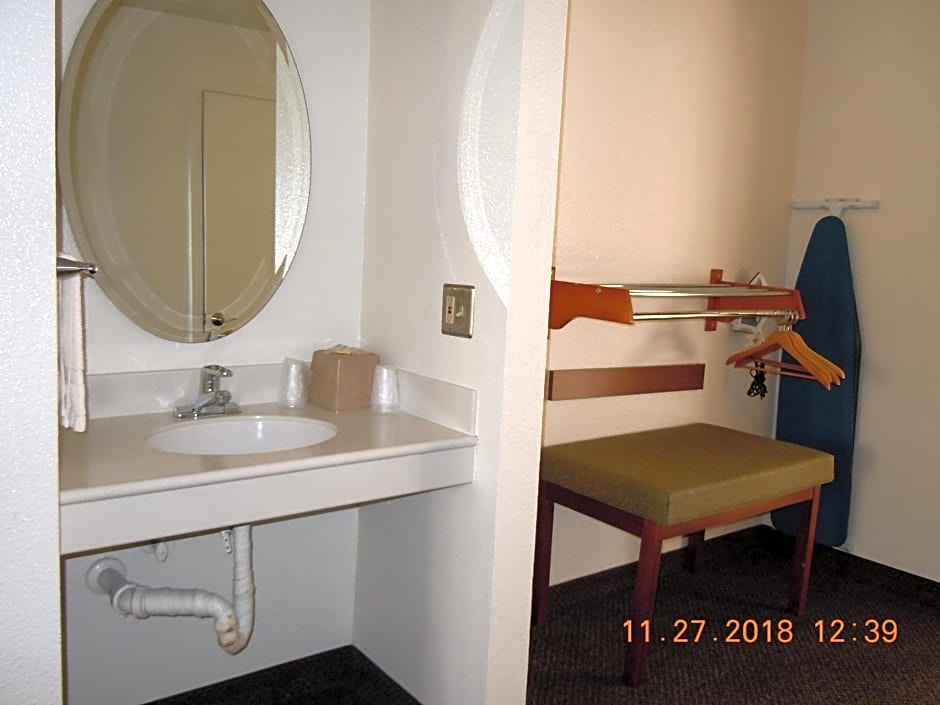 Airport Inn