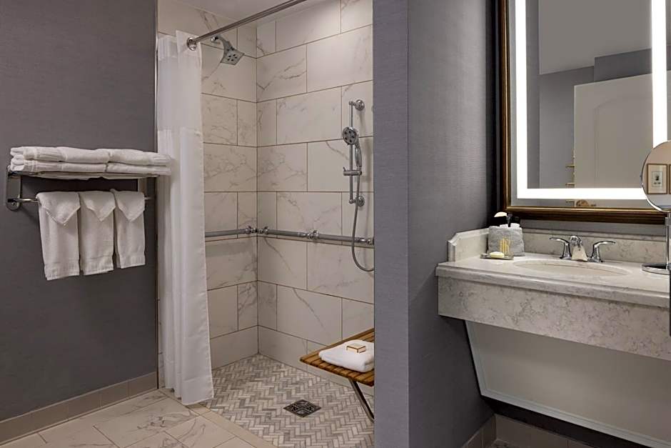 Hotel Roanoke - Conference Center Curio Collection by Hilton