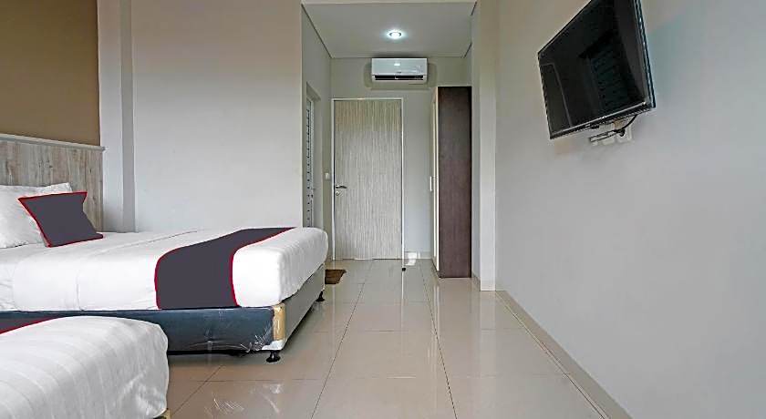 Capital O 1898 Louise Place