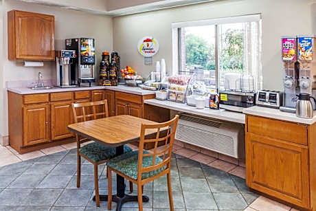 Super 8 by Wyndham Valparaiso