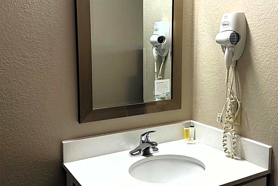 Super 8 by Wyndham Gas City Marion Area