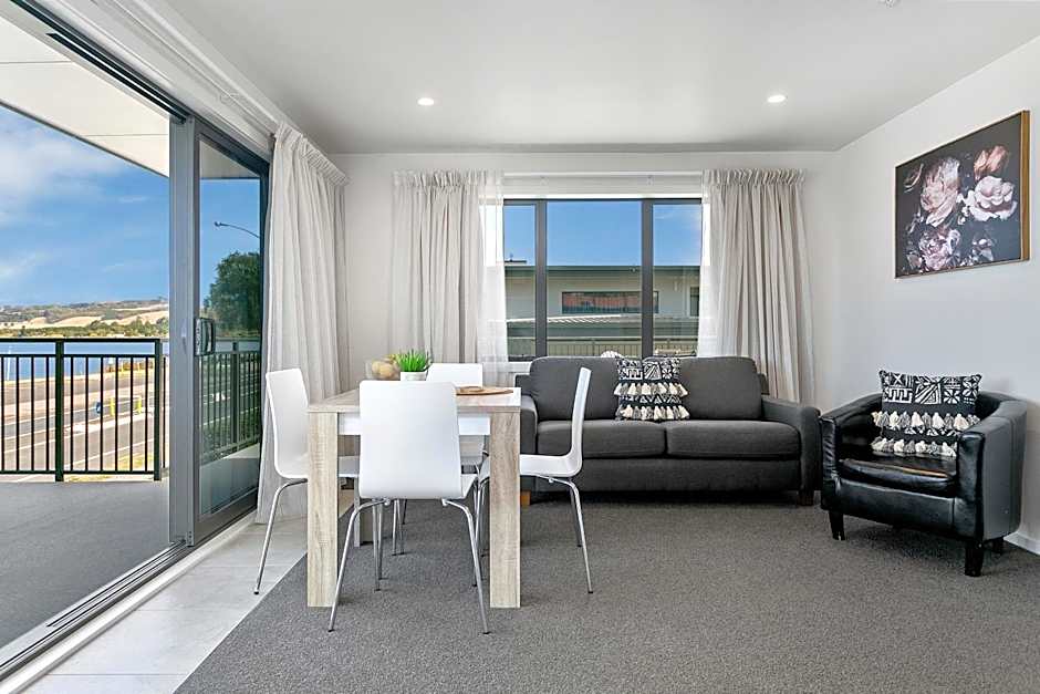 Acacia Lake View Motel