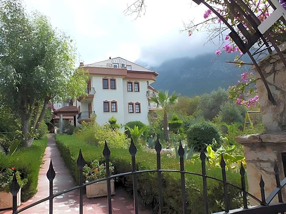 Everest Apart Hotel