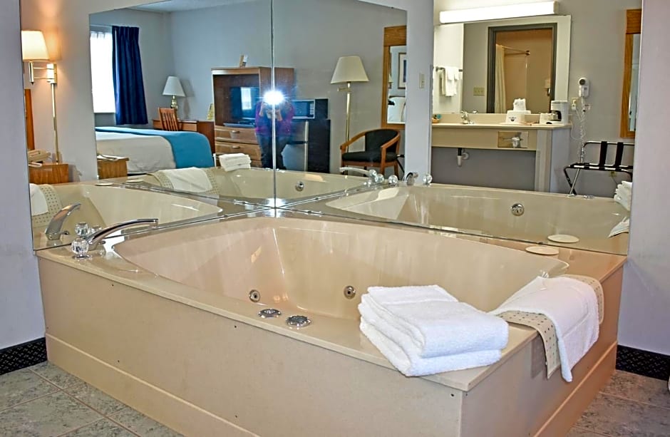 Americas Best Value Inn & Suites - Tahquamenon Country