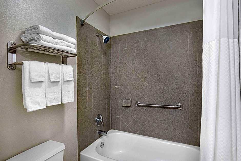 Days Inn by Wyndham Savannah