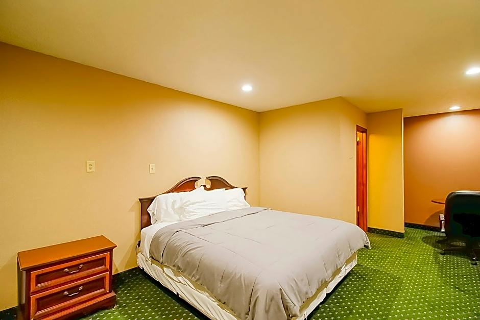 OYO Pinewood Inn & Suites Silsbee